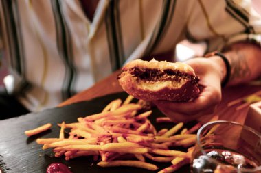 Taze sebzeli ev yapımı hamburger.