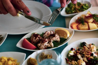 Geleneksel Türk ve Yunan yemek meze masası