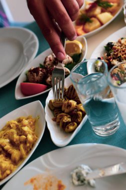 Geleneksel Türk ve Yunan yemek meze masası