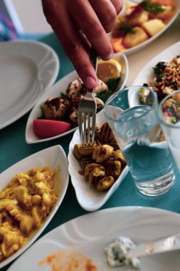 Geleneksel Türk ve Yunan yemek meze masası