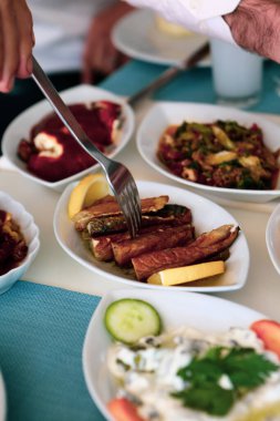 Geleneksel Türk ve Yunan yemek meze masası