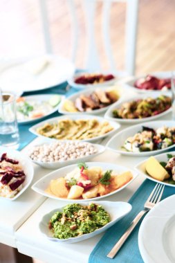 Geleneksel Türk ve Yunan yemek meze masası