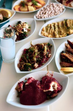 Geleneksel Türk ve Yunan yemek meze masası