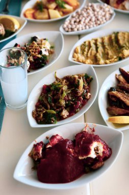 Geleneksel Türk ve Yunan yemek meze masası