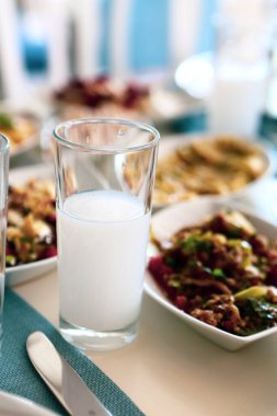Özel Alkollü İçkili Rakılı Türk ve Yunan Geleneksel Yemek Masası. Uzo ve Türk Rakısı, Türkiye, Yunanistan, Kıbrıs ve Lübnan'da yaygın olarak tüketilen kuru anason aromalı bir aperatiftir.