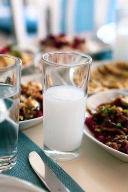 Özel Alkollü İçkili Rakılı Türk ve Yunan Geleneksel Yemek Masası. Uzo ve Türk Rakısı, Türkiye, Yunanistan, Kıbrıs ve Lübnan'da yaygın olarak tüketilen kuru anason aromalı bir aperatiftir.