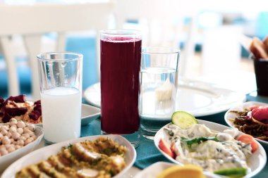 Özel Alkollü İçkili Rakılı Türk ve Yunan Geleneksel Yemek Masası. Uzo ve Türk Rakısı, Türkiye, Yunanistan, Kıbrıs ve Lübnan'da yaygın olarak tüketilen kuru anason aromalı bir aperatiftir.