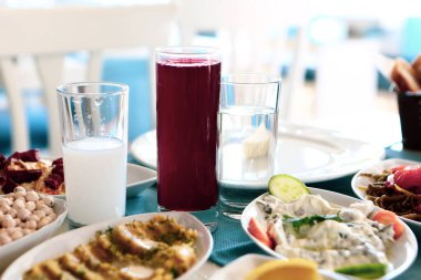 Özel Alkollü İçkili Rakılı Türk ve Yunan Geleneksel Yemek Masası. Uzo ve Türk Rakısı, Türkiye, Yunanistan, Kıbrıs ve Lübnan'da yaygın olarak tüketilen kuru anason aromalı bir aperatiftir.