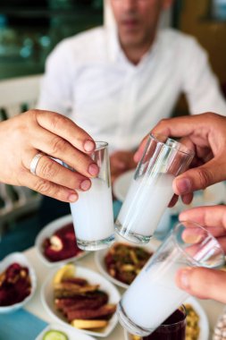 Özel Alkollü İçkili Rakılı Türk ve Yunan Geleneksel Yemek Masası. Uzo ve Türk Rakısı, Türkiye, Yunanistan, Kıbrıs ve Lübnan'da yaygın olarak tüketilen kuru anason aromalı bir aperatiftir.