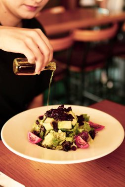 çekici beyaz salata, odak üstünde el yemek kadın ve çatal gülümseyen portresi.