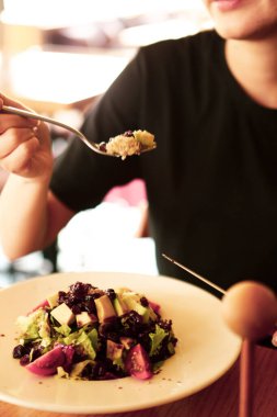 çekici beyaz salata, odak üstünde el yemek kadın ve çatal gülümseyen portresi.