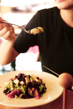 çekici beyaz salata, odak üstünde el yemek kadın ve çatal gülümseyen portresi.