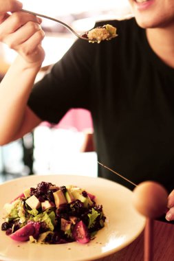 çekici beyaz salata, odak üstünde el yemek kadın ve çatal gülümseyen portresi.