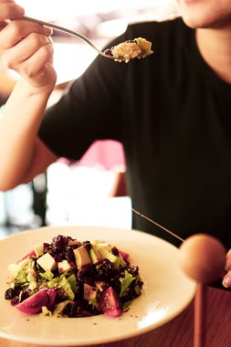 çekici beyaz salata, odak üstünde el yemek kadın ve çatal gülümseyen portresi.