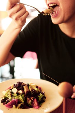 çekici beyaz salata, odak üstünde el yemek kadın ve çatal gülümseyen portresi.