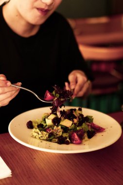 çekici beyaz salata, odak üstünde el yemek kadın ve çatal gülümseyen portresi.