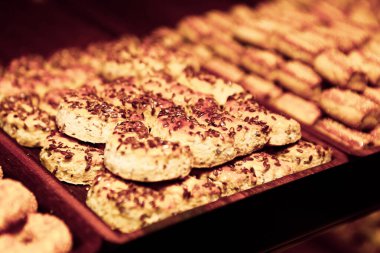 Bir grup çeşit kurabiye. Çikolata parçacıklı, yulaflı, kuru üzümlü, beyaz çikolatalı.