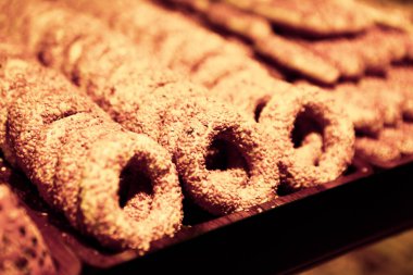 Bir grup çeşit kurabiye. Çikolata parçacıklı, yulaflı, kuru üzümlü, beyaz çikolatalı.