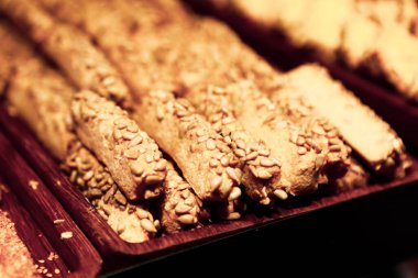 Bir grup çeşit kurabiye. Çikolata parçacıklı, yulaflı, kuru üzümlü, beyaz çikolatalı.