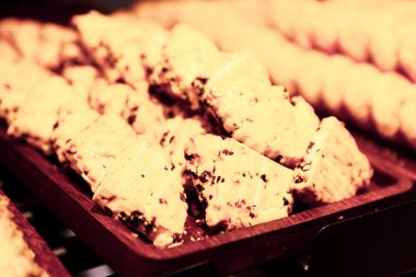 Bir grup çeşit kurabiye. Çikolata parçacıklı, yulaflı, kuru üzümlü, beyaz çikolatalı.