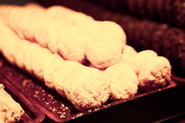 Bir grup çeşit kurabiye. Çikolata parçacıklı, yulaflı, kuru üzümlü, beyaz çikolatalı.