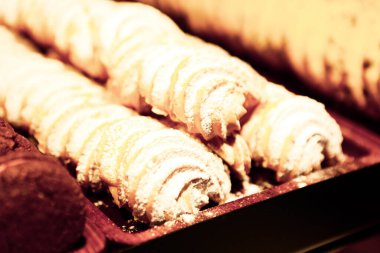 Bir grup çeşit kurabiye. Çikolata parçacıklı, yulaflı, kuru üzümlü, beyaz çikolatalı.