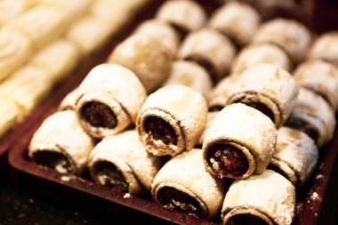 Bir grup çeşit kurabiye. Çikolata parçacıklı, yulaflı, kuru üzümlü, beyaz çikolatalı.