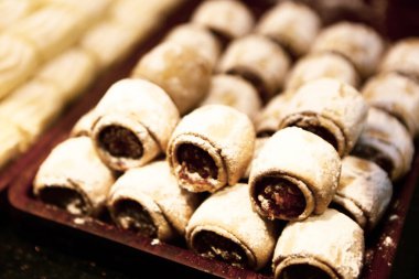 Bir grup çeşit kurabiye. Çikolata parçacıklı, yulaflı, kuru üzümlü, beyaz çikolatalı.