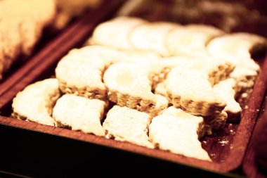 Bir grup çeşit kurabiye. Çikolata parçacıklı, yulaflı, kuru üzümlü, beyaz çikolatalı.