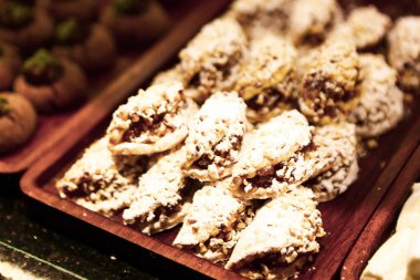 Bir grup çeşit kurabiye. Çikolata parçacıklı, yulaflı, kuru üzümlü, beyaz çikolatalı.