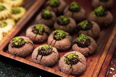 Bir grup çeşit kurabiye. Çikolata parçacıklı, yulaflı, kuru üzümlü, beyaz çikolatalı.