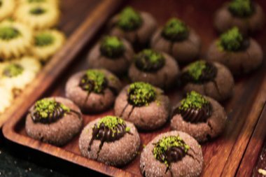 Bir grup çeşit kurabiye. Çikolata parçacıklı, yulaflı, kuru üzümlü, beyaz çikolatalı.