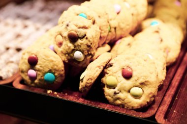 Bir grup çeşit kurabiye. Çikolata parçacıklı, yulaflı, kuru üzümlü, beyaz çikolatalı.