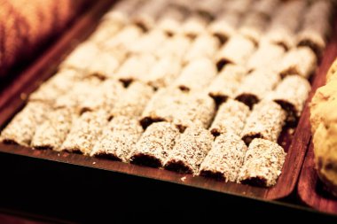 Bir grup çeşit kurabiye. Çikolata parçacıklı, yulaflı, kuru üzümlü, beyaz çikolatalı.