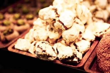 Bir grup çeşit kurabiye. Çikolata parçacıklı, yulaflı, kuru üzümlü, beyaz çikolatalı.