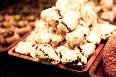 Bir grup çeşit kurabiye. Çikolata parçacıklı, yulaflı, kuru üzümlü, beyaz çikolatalı.