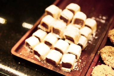 Bir grup çeşit kurabiye. Çikolata parçacıklı, yulaflı, kuru üzümlü, beyaz çikolatalı.