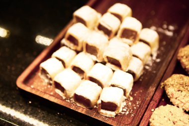 Bir grup çeşit kurabiye. Çikolata parçacıklı, yulaflı, kuru üzümlü, beyaz çikolatalı.