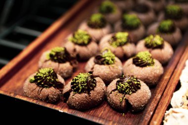 Bir grup çeşit kurabiye. Çikolata parçacıklı, yulaflı, kuru üzümlü, beyaz çikolatalı.