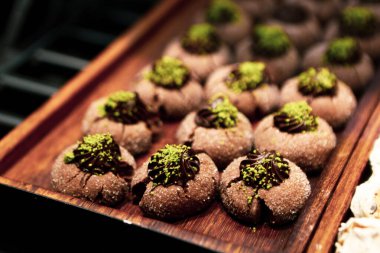 Bir grup çeşit kurabiye. Çikolata parçacıklı, yulaflı, kuru üzümlü, beyaz çikolatalı.