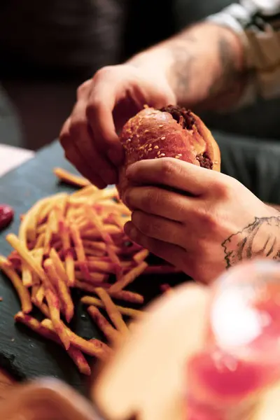 Hamburguesa Casera Con Verduras Frescas —  Fotos de Stock