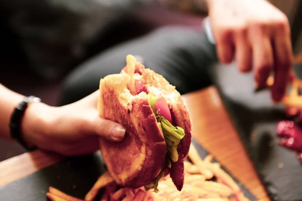 Hausgemachter Hamburger Mit Frischem Gemüse — Stockfoto