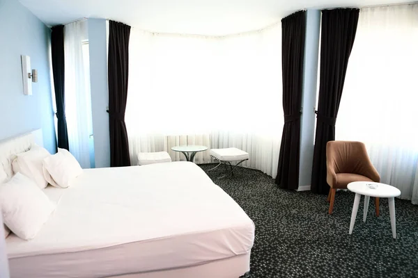 องนอนโรงแรมท สะดวกสบายในสไตล หรา — ภาพถ่ายสต็อก