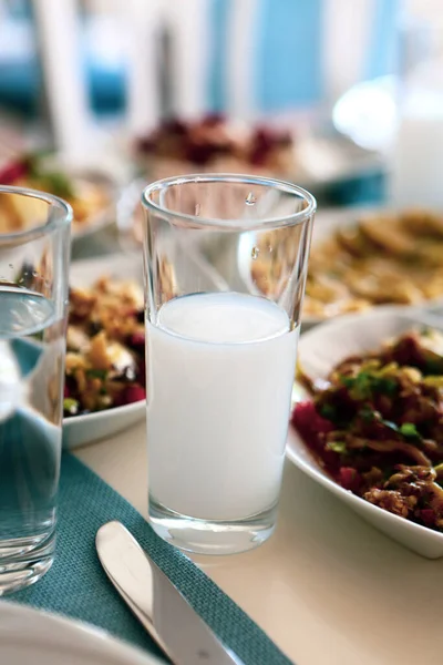 Mesa Jantar Tradicional Turca Grega Com Bebida Alcoólica Especial Raki — Fotografia de Stock