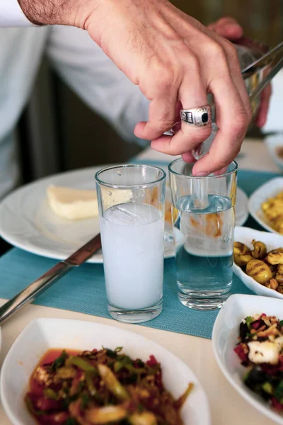 Mesa Comedor Tradicional Turca Griega Con Bebida Alcohólica Especial Raki — Foto de Stock