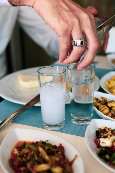 Török Görög Hagyományos Ebédlő Táblázat Speciális Alkoholos Ital Raki Ouzo — Stock Fotó