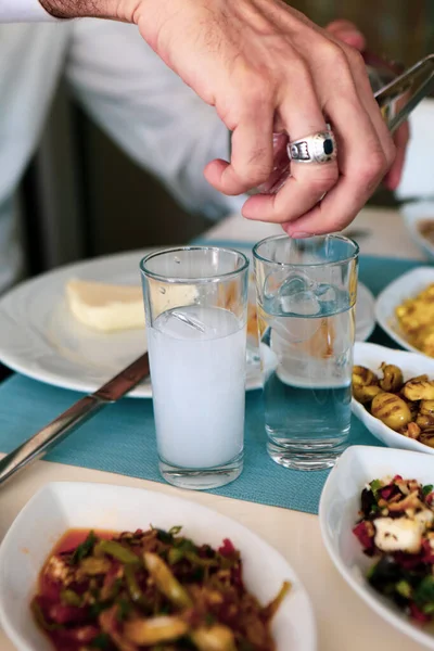 Turkse Griekse Traditionele Eettafel Met Speciale Alcohol Drinken Raki Ouzo — Stockfoto