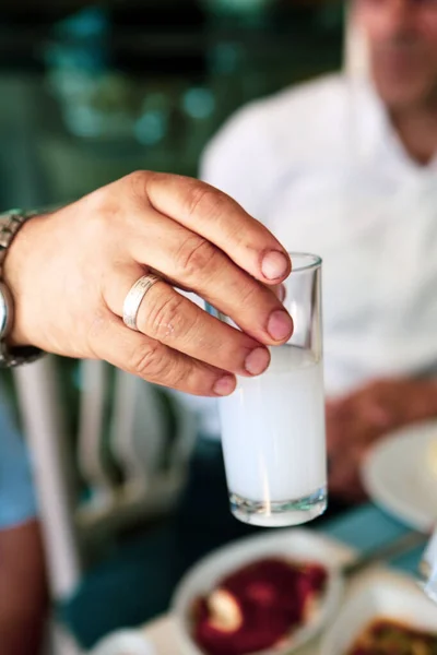 Turecki Grecki Tradycyjny Stół Obiadowy Specjalnym Napojem Alkoholowym Raki Ouzo — Zdjęcie stockowe