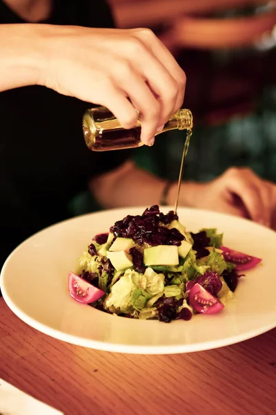 Portret Van Aantrekkelijke Kaukasische Lachende Vrouw Eten Salade Focus Aan — Stockfoto