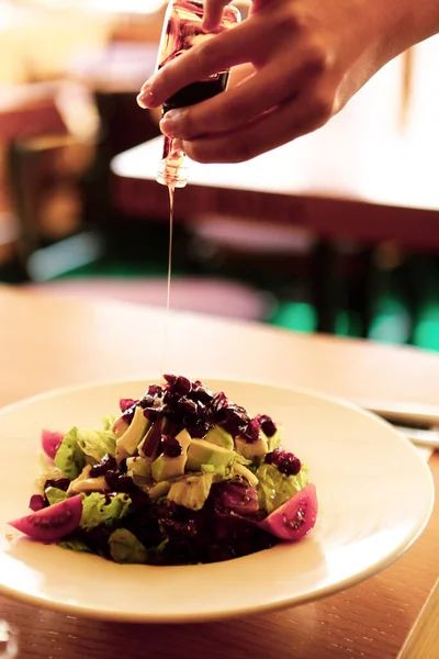 Ritratto Attraente Donna Caucasica Sorridente Mangiare Insalata Concentrarsi Mano Forchetta — Foto Stock